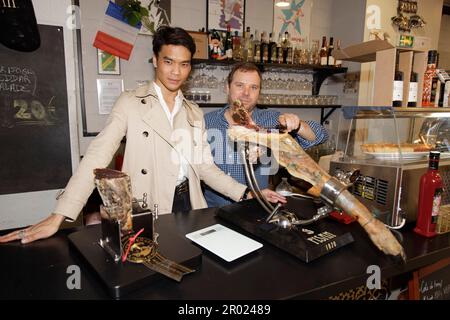 Saint Denis, Frankreich. 5. Mai 2023. Model Jeremy Bellet versucht es bei Padel und entspannt sich im Restaurant Casa Orza, zusammen mit seinem Manager Andrei Orza. Stockfoto