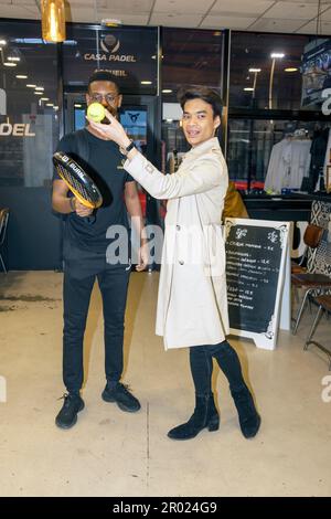 Saint Denis, Frankreich. 5. Mai 2023. Model Jeremy Bellet versucht es im Padel und entspannt sich im Restaurant Casa Orza neben Ezequiel Dos Reis. Stockfoto