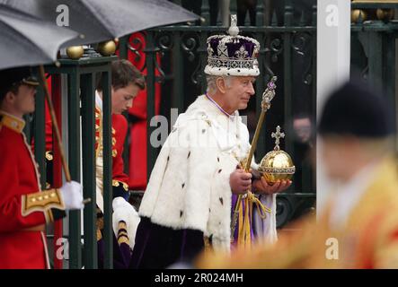 König Karl III. Trägt die Imperial State Crown und verlässt Westminster Abbey im Zentrum von London nach seiner Krönungszeremonie. Foto: Samstag, 6. Mai 2023. Stockfoto
