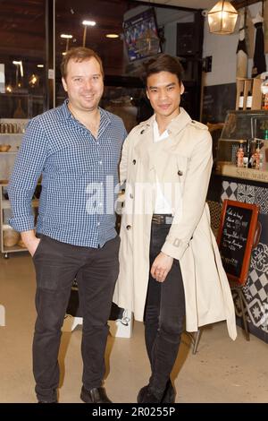 Saint Denis, Frankreich. 5. Mai 2023. Model Jeremy Bellet versucht es bei Padel und entspannt sich im Restaurant Casa Orza, zusammen mit seinem Manager Andrei Orza. Stockfoto