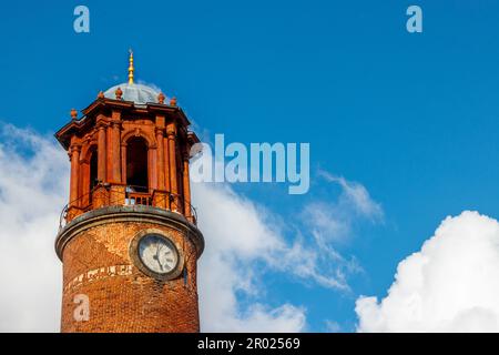 Uhrenturm des Erzurum-Schlosses mit traditioneller roter Fliesenarchitektur. Kopierraum Stockfoto