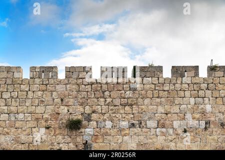 Fragment des oberen Teils der Festungsmauer der Altstadt von Jerusalem Stockfoto