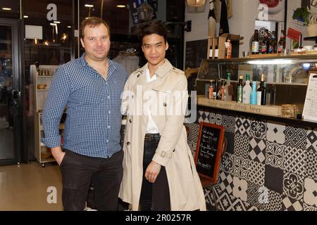 Saint Denis, Frankreich. 5. Mai 2023. Model Jeremy Bellet versucht es bei Padel und entspannt sich im Restaurant Casa Orza, zusammen mit seinem Manager Andrei Orza. Stockfoto