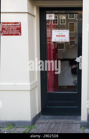 Eines der vielen leeren Fenster und Zimmer im berühmten Amsterdamer Rotlichtviertel ohne Mieter. Stockfoto