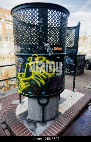 Graffiti auf einer öffentlichen Urinaltoilette Pissoir an einem Kanal in Amsterdam, holland. Stockfoto