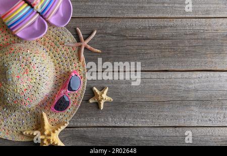 Stillleben am Strand auf Holzbrettern. Stockfoto