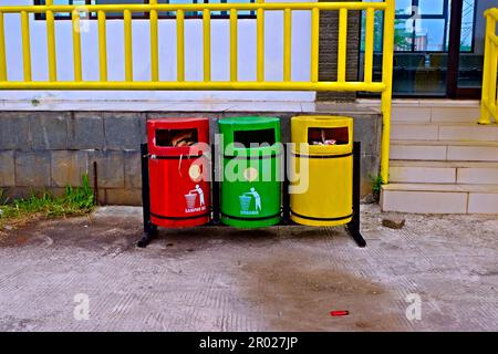 Jakarta Indonesia, 4. Mai 2023, Abfallbehälter mit roten, grünen und gelben Farben als Zeichen dafür, dass es drei Arten von Abfällen gibt, nämlich gefährliche Abfälle, Org Stockfoto