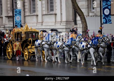 Die Kutsche, die König Karl III. Und Königin Camilla auf dem Weg zur Krönungsfeier in Westminster Abbey transportiert. Karl trat am 8. September 2022 auf den Thron, nach dem Tod seiner Mutter, ihrer verstorbenen Königin Elizabeth II. Die Krönung von König Karl III. Findet etwa 6 Monate später am 6. Mai 2023 statt. Stockfoto