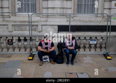 London, Großbritannien. 06. Mai 2023. Königliche Fans warten darauf, dass der König Charles wird, um Whitehall auf dem Weg zur Krönung in Westminster Abbey zu passieren. Karl trat am 8. September 2022 auf den Thron, nach dem Tod seiner Mutter, ihrer verstorbenen Königin Elizabeth II. Die Krönung von König Karl III. Findet etwa 6 Monate später am 6. Mai 2023 statt. (Foto: Hesther Ng/SOPA Images/Sipa USA) Guthaben: SIPA USA/Alamy Live News Stockfoto