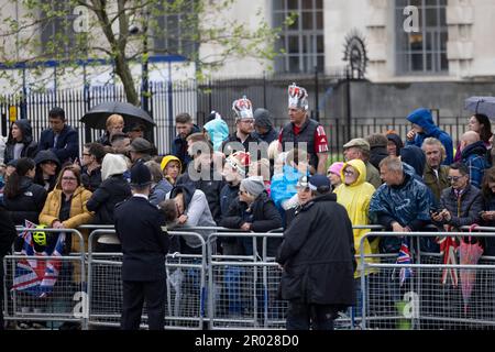 London, Großbritannien. 06. Mai 2023. Königliche Fans warten im Regen darauf, dass König Charles auf seinem Weg zur Krönung in Westminster Abbey durch Whitehall fährt. Karl trat am 8. September 2022 auf den Thron, nach dem Tod seiner Mutter, ihrer verstorbenen Königin Elizabeth II. Die Krönung von König Karl III. Findet etwa 6 Monate später am 6. Mai 2023 statt. (Foto: Hesther Ng/SOPA Images/Sipa USA) Guthaben: SIPA USA/Alamy Live News Stockfoto