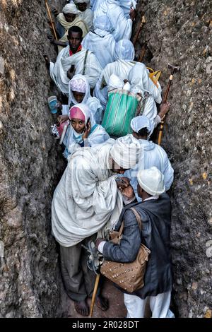 Lalibela, Äthiopien - 5. Januar 2018: Pilger im Korridor zur Biete Giyorgis (Kirche des Heiligen Georges) in Lalibela, Äthiopien. Stockfoto