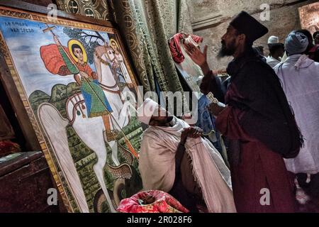 Lalibela, Äthiopien - 6. Januar 2018: Mönche im Inneren der Biete Giyorgis (Kirche des Heiligen Georges) in Lalibela während der Genna-Feier. Stockfoto