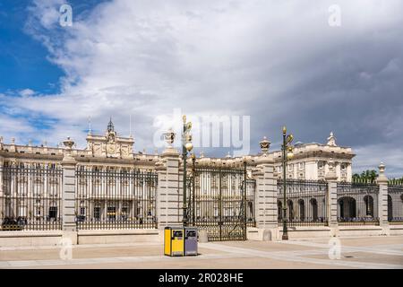Die Plaza de la Armeria (Platz der Armeen) und die Südfassade des Königspalastes von Madrid auf blauem Himmel mit weißen Wolken in Spanien. Madr Stockfoto