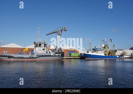 Den Helder, Niederlande. April 2023. Ein Schlepper und eine Bohrinsel im Hafen von Den Helder. Hochwertiges Foto Stockfoto