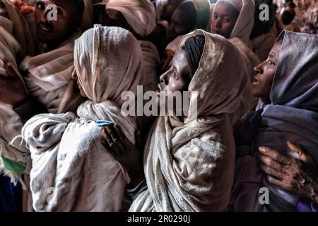 Lalibela, Äthiopien - 6. Januar 2018: Pilger warten darauf, eine der Kirchen in Lalibela zu betreten, nachdem sie tagelang zur Feier der Genna in Lalibela gelaufen sind. Stockfoto