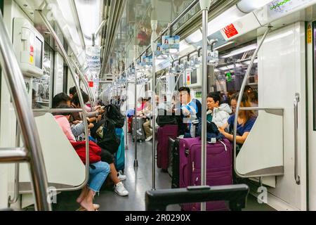 Shanghai, China, überfüllte U-Bahn, im Inneren, chinesische Touristen, Fahrt in öffentlichen Verkehrsmitteln Stockfoto
