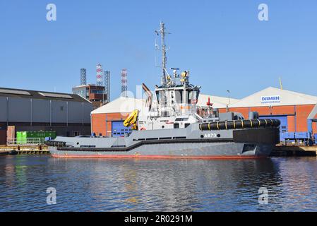 Den Helder, Niederlande. April 2023. Ein Schlepper und eine Bohrinsel im Hafen von Den Helder. Hochwertiges Foto Stockfoto