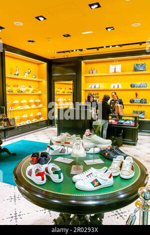 Roissy, Frankreich, Charles-de-Gaulle International Airport, People Shopping in Luxury Clothing Shop Gucci, Duty free paris Stockfoto