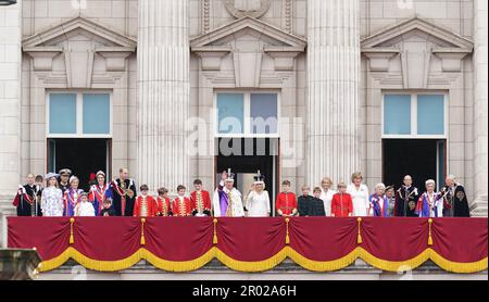 (Von links nach rechts) Mitglieder der königlichen Familie: Der Herzog von Edinburgh, der Graf von Wessex, Lady Louise Windsor, Vizeadmiral Sir Tim Laurence, die Herzogin von Edinburgh, Prinzessin Charlotte, Prinzessin von Wales, Prinzessin Louis, Prinz von Wales, Die Königsseiten der Ehre, darunter Prinz George, Lord Oliver Cholmondley, Nicholas Barclay, Ralph Tollemache, König Charles III. Und Königin Camilla, die Königsseiten der Ehre einschließlich Louis und Gus Lopes, Freddy Parker Bowles und Arthur Eliot, anwesende Dame Annabel Eliot und Marchionin von Lansdowne, Prinzessin Alexandra von Kent Stockfoto