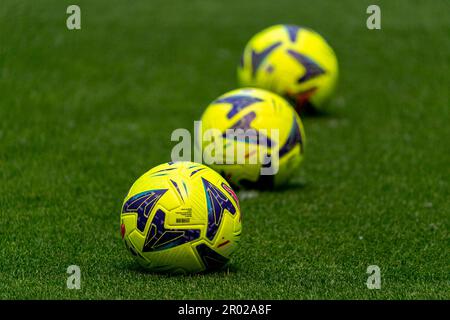 Mailand, Italien - Mai 6 2023 - Mailand gegen Lazio Serie A - offizielle Serie A Bälle auf San Siro Spielfeld Credit: Kines Milano/Alamy Live News Stockfoto