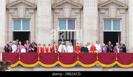 (Von links nach rechts) Mitglieder der königlichen Familie: Der Herzog von Edinburgh, der Graf von Wessex, Lady Louise Windsor, Vizeadmiral Sir Tim Laurence, die Herzogin von Edinburgh, Prinzessin Charlotte, Prinzessin von Wales, Prinzessin Louis, Prinz von Wales, Die Königsseiten der Ehre, darunter Prinz George, Lord Oliver Cholmondley, Nicholas Barclay, Ralph Tollemache, König Charles III. Und Königin Camilla, die Königsseiten der Ehre einschließlich Louis und Gus Lopes, Freddy Parker Bowles und Arthur Eliot, anwesende Dame Annabel Eliot und Marchionin von Lansdowne, Prinzessin Alexandra von Kent Stockfoto