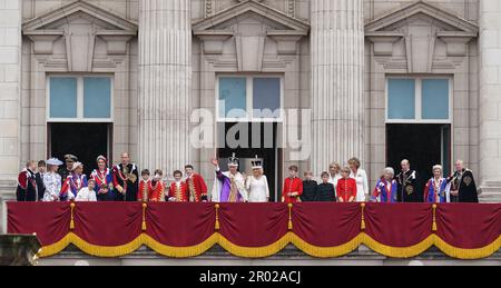 (Von links nach rechts) Mitglieder der königlichen Familie: Der Herzog von Edinburgh, der Graf von Wessex, Lady Louise Windsor, Vizeadmiral Sir Tim Laurence, die Herzogin von Edinburgh, Prinzessin Charlotte, Prinzessin von Wales, Prinzessin Louis, Prinz von Wales, Die Königsseiten der Ehre, darunter Prinz George, Lord Oliver Cholmondley, Nicholas Barclay, Ralph Tollemache, König Charles III. Und Königin Camilla, die Königsseiten der Ehre einschließlich Louis und Gus Lopes, Freddy Parker Bowles und Arthur Eliot, anwesende Dame Annabel Eliot und Marchionin von Lansdowne, Prinzessin Alexandra von Kent Stockfoto