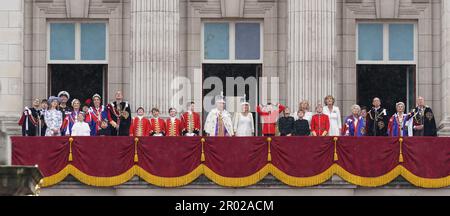 (Von links nach rechts) Mitglieder der königlichen Familie: Der Herzog von Edinburgh, der Graf von Wessex, Lady Louise Windsor, Vizeadmiral Sir Tim Laurence, die Herzogin von Edinburgh, Prinzessin Charlotte, Prinzessin von Wales, Prinzessin Louis, Prinz von Wales, Die Königsseiten der Ehre, darunter Prinz George, Lord Oliver Cholmondley, Nicholas Barclay, Ralph Tollemache, König Charles III. Und Königin Camilla, die Königsseiten der Ehre einschließlich Louis und Gus Lopes, Freddy Parker Bowles und Arthur Eliot, anwesende Dame Annabel Eliot und Marchionin von Lansdowne, Prinzessin Alexandra von Kent Stockfoto