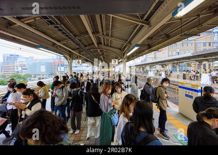Kobe, Japan - 6. Mai 2023: Passagiere warten auf dem Bahnsteig am Bahnhof JR Sannomiya wegen Zugverspätung Stockfoto
