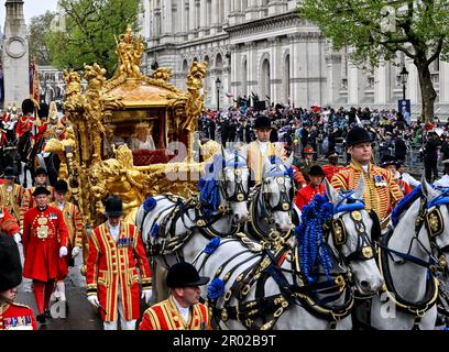 König Karl III. Und Königin Camilla fahren am 06 2023. Mai in ihrer Kutsche entlang Whitehall und trugen ihre Krone nach ihrer Krönung in Westminster Abbey, London, Großbritannien. Kredit: Francis Knight/Alamy Live News Stockfoto