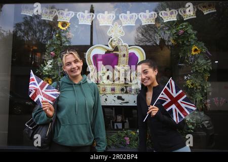 King's Coronation Celebrations auf der großen Leinwand am Times Square, beobachtet von der Öffentlichkeit mit Hüten, Flaggen und Kronen, Newcastle upon Tyne, Großbritannien, 6. Mai, 2023, Kredit: DEW/Alamy Live News Stockfoto