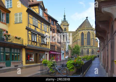 Frankreich, Elsass, Colmar, Stadtzentrum, Altstadt, Fachwerkhäuser mit Kirche, Colmar Minster Stockfoto