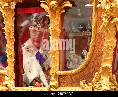 London, Großbritannien. 06. Mai 2023. London, Großbritannien. 6. Mai 2023. König Charles und Königin Camilla reisen entlang der Mall während der Krönung von König Charles. Kredit: Doug Peters/Alamy Live News Stockfoto