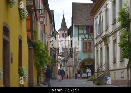 Frankreich, Elsass, Riquewihr, Reichenweier, Stadtzentrum, Altstadt, Touristen, Kirche Stockfoto