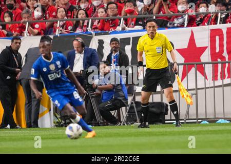 Saitama. 6. Mai 2023. Schiedsrichter Zhou Fei (R) gewinnt in der letzten 2. Etappe der AFC Champions League 2022 zwischen Urawa Reds und Al Hilal am 6. Mai 2023 im Saitama Stadium 2002 in Saitama, Japan. Kredit: Zhang Xiaoyu/Xinhua/Alamy Live News Stockfoto