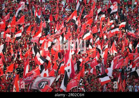 Saitama. 6. Mai 2023. Fans jubeln vor der letzten 2. Etappe der AFC Champions League 2022 zwischen Urawa Reds und Al Hilal im Saitama Stadium 2002 am 6. Mai 2023 in Saitama, Japan, an. Kredit: Zhang Xiaoyu/Xinhua/Alamy Live News Stockfoto