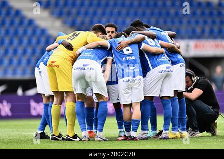 Lommel, Belgien. 06. Mai 2023. Jong Genks Spieler bildeten vor einem Fußballspiel zwischen Jong Genk (U23) und KMSK Deinze am Samstag, den 06. Mai 2023 in Genk, am 9. (Von 10) Tag der Relegation Play-offs der 1B. Division der belgischen Meisterschaft „Challenger Pro League“ von 2022-2023. BELGA FOTO JOHAN EYCKENS Kredit: Belga News Agency/Alamy Live News Stockfoto
