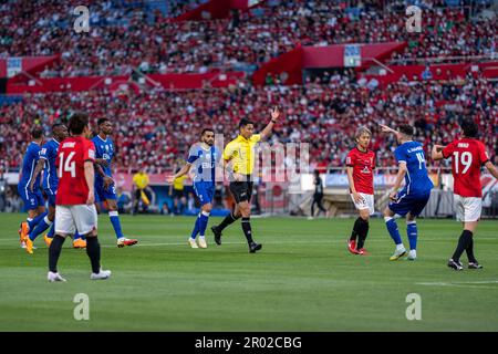 Saitama. 6. Mai 2023. Schiedsrichter Ma Ning (4. R) gewinnt in der letzten 2. Etappe der AFC Champions League 2022 zwischen Urawa Reds und Al Hilal am 6. Mai 2023 im Saitama Stadium 2002 in Saitama, Japan. Kredit: Zhang Xiaoyu/Xinhua/Alamy Live News Stockfoto