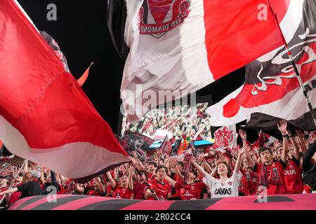 Saitama. 6. Mai 2023. Fans feiern nach der letzten 2. Etappe der AFC Champions League 2022 zwischen Urawa Reds und Al Hilal am 6. Mai 2023 im Saitama Stadium 2002 in Saitama, Japan. Kredit: Zhang Xiaoyu/Xinhua/Alamy Live News Stockfoto