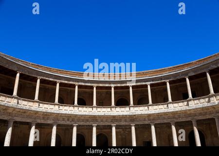 Granada - Alhambra. Ungewöhnliche Aussicht auf das Detail des Carlos V-Palastes Stockfoto