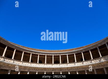 Granada - Alhambra. Ungewöhnliche Aussicht auf das Detail des Carlos V-Palastes Stockfoto