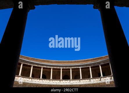 Granada - Alhambra. Ungewöhnliche Aussicht auf das Detail des Carlos V-Palastes Stockfoto