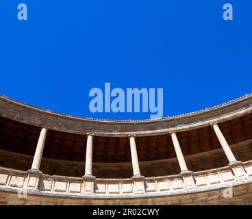 Granada - Alhambra. Ungewöhnliche Aussicht auf das Detail des Carlos V-Palastes Stockfoto