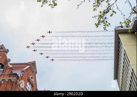 London, Großbritannien. 06. Mai 2023. Die roten Pfeile passieren die Kings Road - Eine Straßenparty, die von Cadogan Estates unterstützt wird, findet bei Regen auf der Kings Road statt. Die Krönung von König Karl III. Am 6. Mai. Kredit: Guy Bell/Alamy Live News Stockfoto