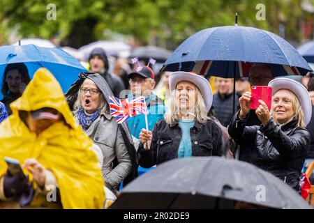 REDAKTIONELLER GEBRAUCH NUR Mitglieder der Öffentlichkeit bei der Mayfair Coronation Garden Party in Grosvenor Square, London, zur Krönung von König Karl III. Und Königin Camilla. Foto: Samstag, 6. Mai 2023. Stockfoto