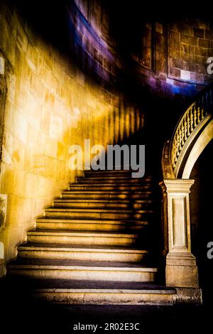 Alte Treppe aus reinem weißem Marmor im gotischen Stimmung Stockfoto