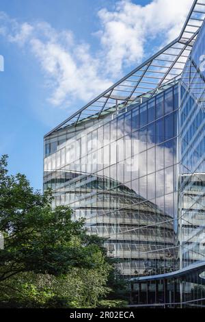 Reflexion des Rathauses in London von einem Nebengebäude Stockfoto