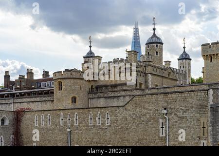 LONDON, GROSSBRITANNIEN - AUGUST 22. Nahaufnahme des Tower of London am 22. August 2014. Nicht identifizierte Personen Stockfoto