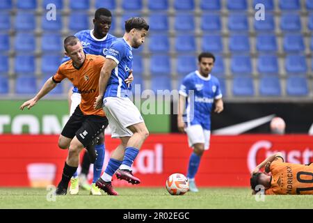 Lommel, Belgien. 06. Mai 2023. Deinzes Christophe Janssens und Jong Genks Bastien Toma kämpfen um den Ball während eines Fußballspiels zwischen Jong Genk (U23) und KMSK Deinze, Samstag, den 06. Mai 2023 in Genk, am 9. Tag (von 10) Der Relegation Play-offs der 1B. Division der belgischen Meisterschaft der „Challenger Pro League“ 2022-2023. BELGA FOTO JOHAN EYCKENS Kredit: Belga News Agency/Alamy Live News Stockfoto