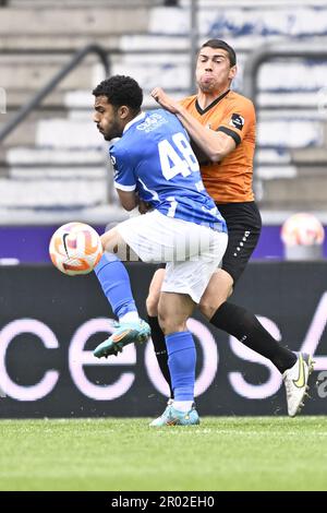 Lommel, Belgien. 06. Mai 2023. Adnane Abid von Jong Genk und Christophe Janssens von Deinze kämpfen während eines Fußballspiels zwischen Jong Genk (U23) und KMSK Deinze um den Ball, Samstag, den 06. Mai 2023 in Genk, am 9. Tag (von 10) Der Relegation Play-offs der 1B. Division der belgischen Meisterschaft der „Challenger Pro League“ 2022-2023. BELGA FOTO JOHAN EYCKENS Kredit: Belga News Agency/Alamy Live News Stockfoto