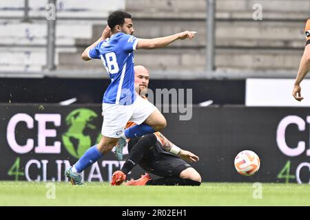 Lommel, Belgien. 06. Mai 2023. Adnane Abid von Jong Genk und Denis Prychynenko von Deinze kämpfen bei einem Fußballspiel zwischen Jong Genk (U23) und KMSK Deinze um den Ball, Samstag, den 06. Mai 2023 in Genk, am 9. Tag (von 10) Der Relegation Play-offs der 1B. Division der belgischen Meisterschaft der „Challenger Pro League“ 2022-2023. BELGA FOTO JOHAN EYCKENS Kredit: Belga News Agency/Alamy Live News Stockfoto